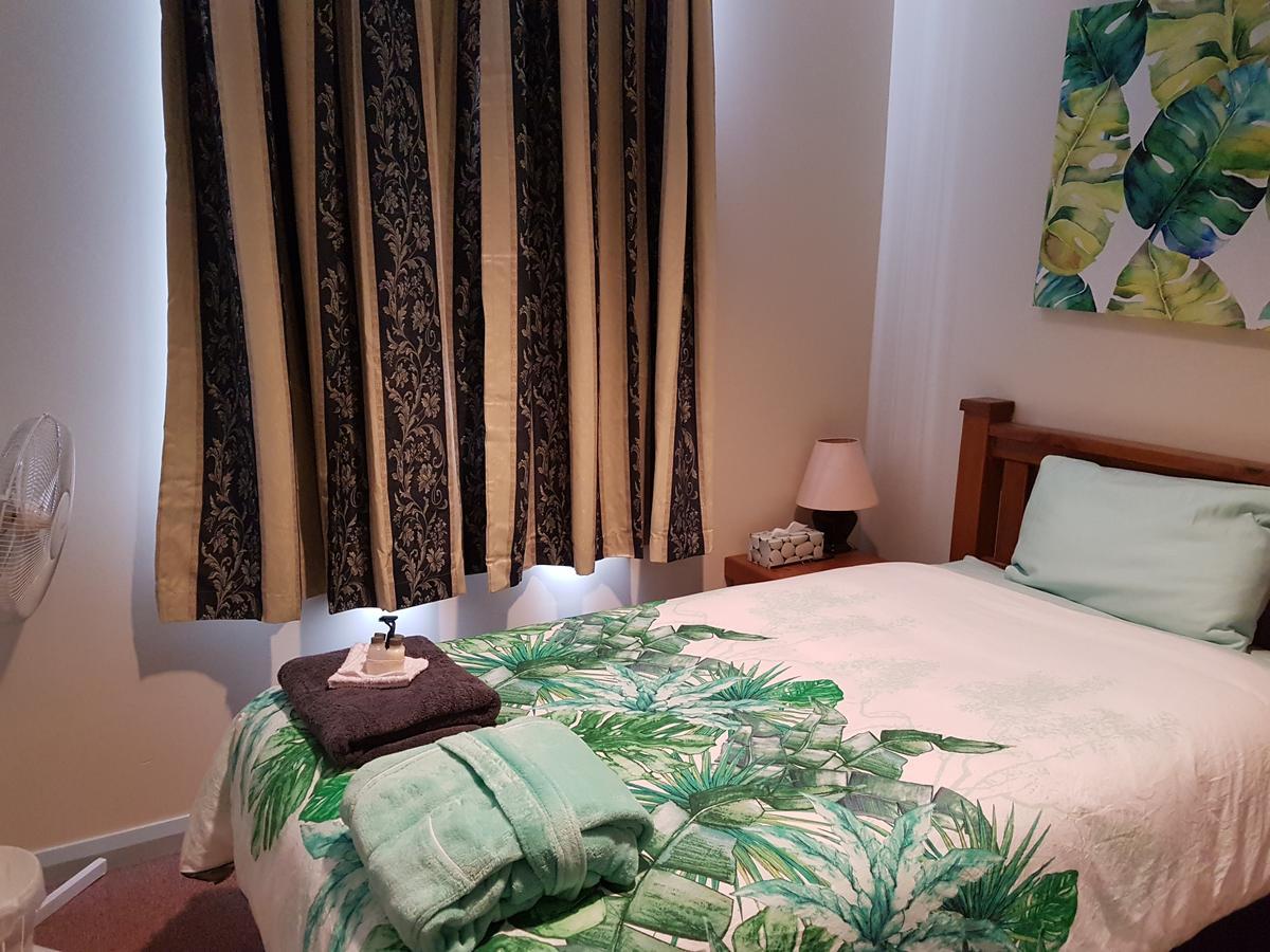 Queen Of The Murchison Guest House & Cafe Cue Extérieur photo
