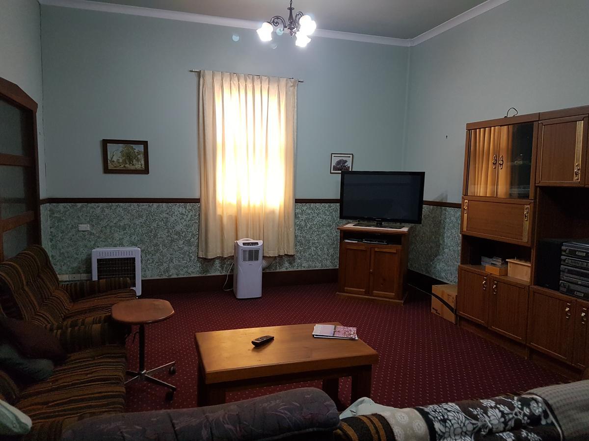 Queen Of The Murchison Guest House & Cafe Cue Extérieur photo